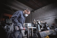 518-867 - DGE 25 18-EC C Meuleuse à droite à batterie